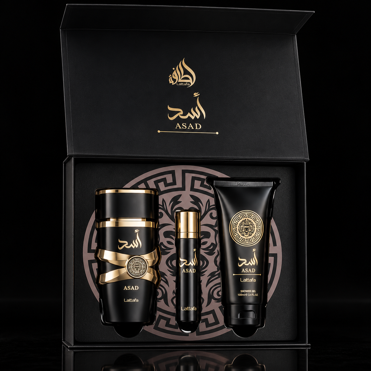 Pack Lattafa Asad con perfume, perfume de viaje y gel de ducha sobre fondo negro